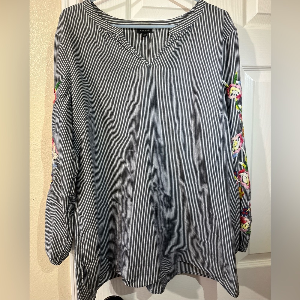 Talbots Navy & White Vertical Striped Top w/ embroidered floral Balloon Sleeves